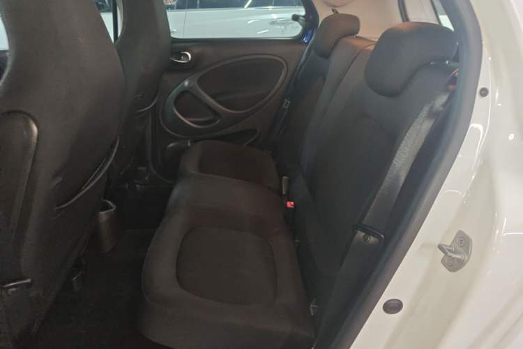 Used smart forfour 2016 1.0L 52 kW Passion Edition Left Rear Seat