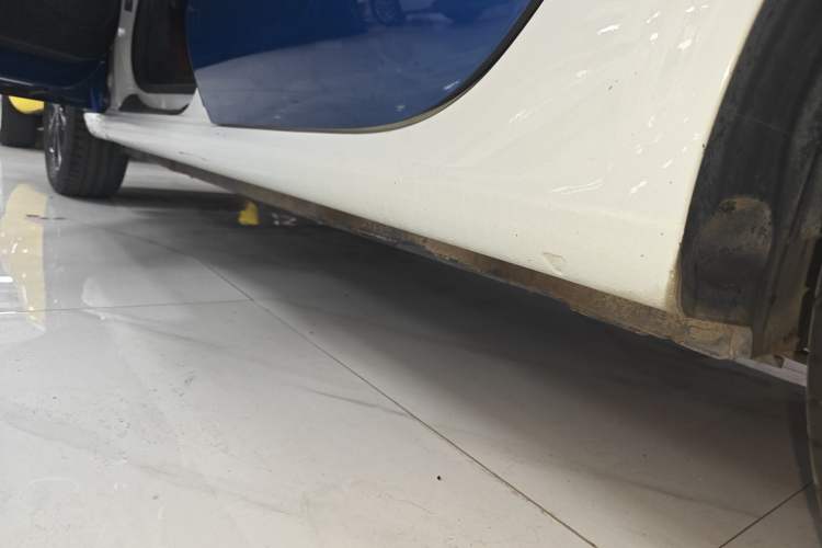 Used smart forfour 2016 1.0L 52 kW Passion Edition Left Side Sill
