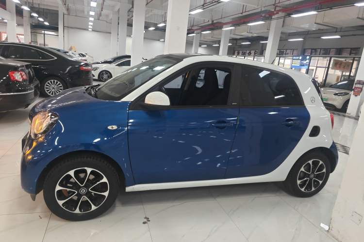 Used smart forfour 2016 1.0L 52 kW Passion Edition Left Side