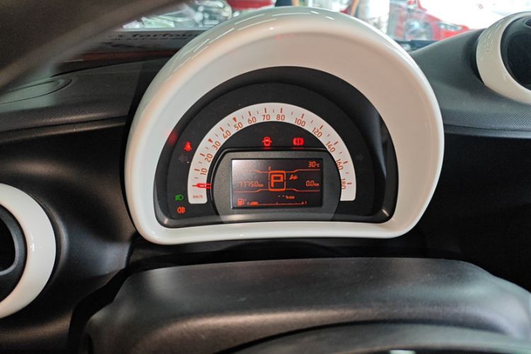 Used smart forfour 2016 1.0L 52 kW Dynamic Edition Odometer Close Up