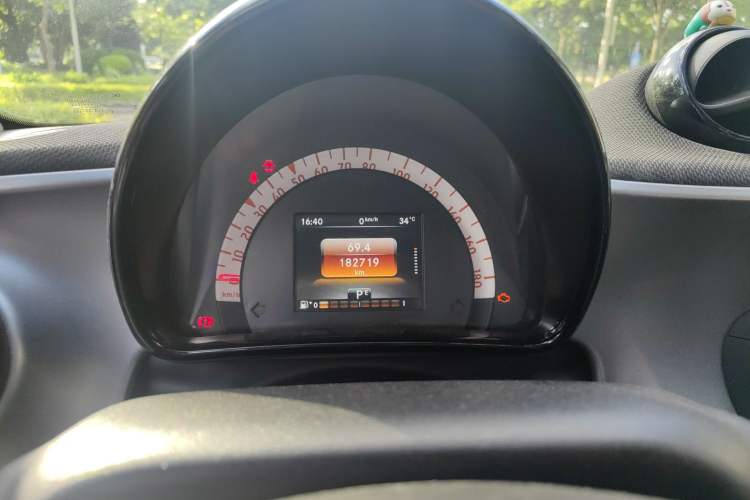 Used smart forfour 2016 1.0L 52 kW Passion Edition Odometer Close Up