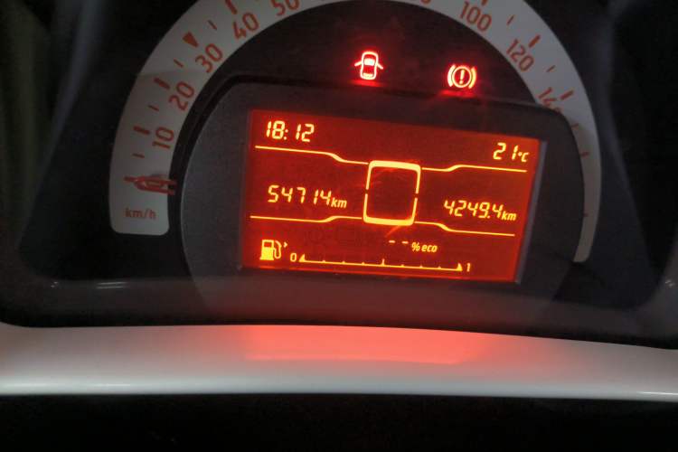 Used smart forfour 2016 1.0L 52 kW Dynamic Edition Odometer Close Up