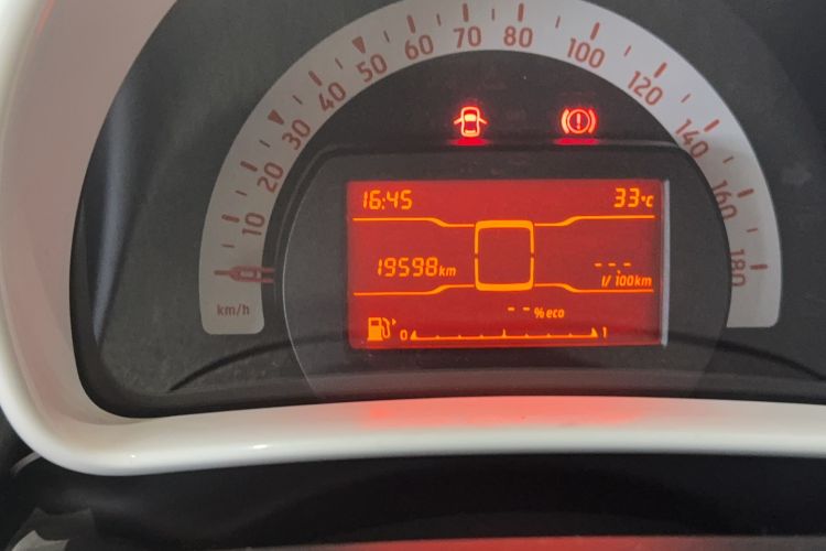 Used smart forfour 2016 1.0L 52 kW Dynamic Edition Odometer Close Up