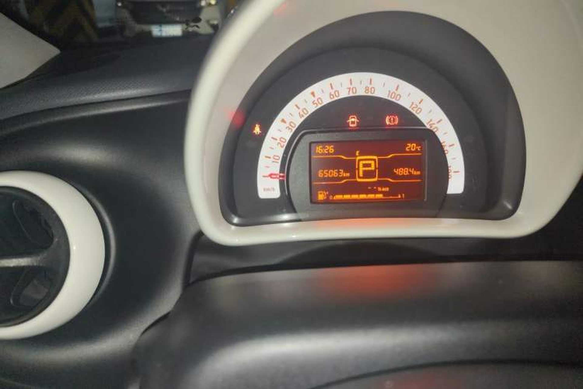 Used smart forfour 2016 1.0L 52 kW Dynamic Edition Odometer Close Up