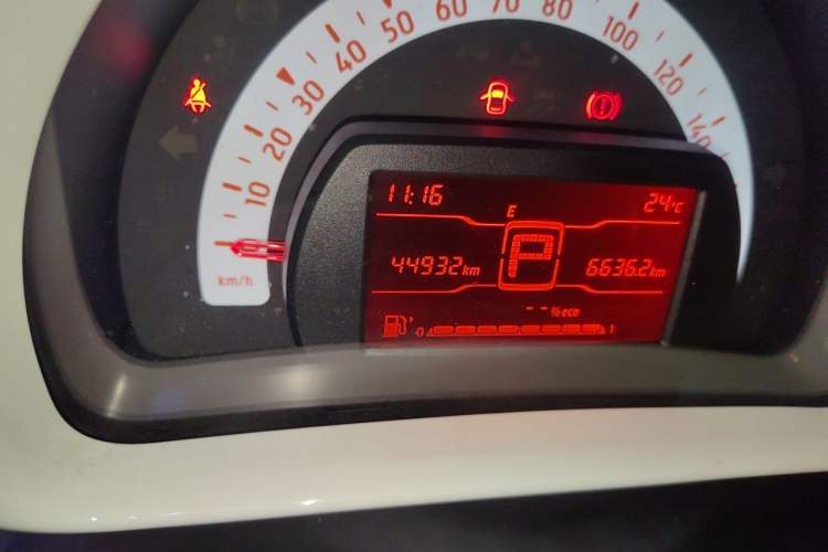 Used smart forfour 2016 1.0L 52 kW Dynamic Edition Odometer Close Up