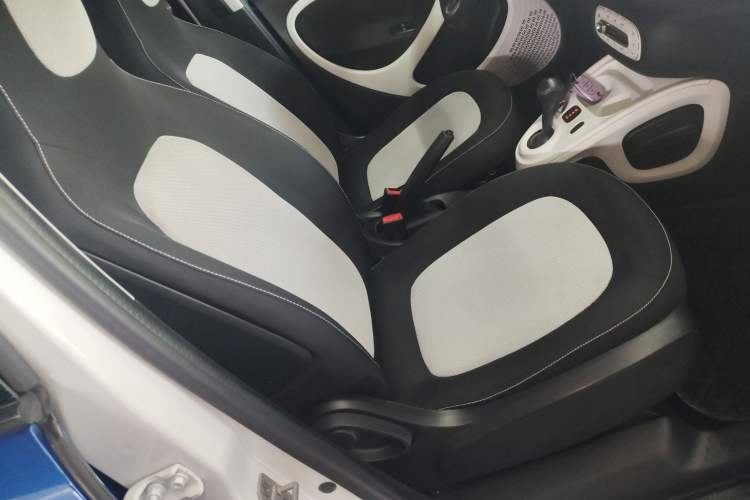 Used smart forfour 2016 1.0L 52 kW Passion Edition Right Front Seat