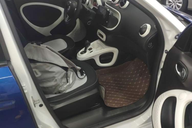 Used smart forfour 2016 1.0L 52 kW Passion Edition Right Front Seat