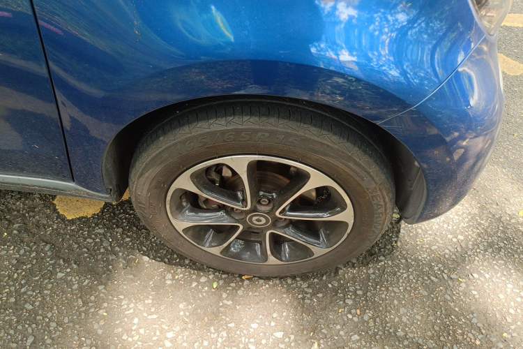 Used smart forfour 2016 1.0L 52 kW Passion Edition Right Front Wheel Hub