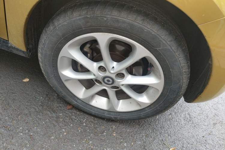 Used smart forfour 2016 1.0L 52 kW Dynamic Edition Right Front Wheel Hub
