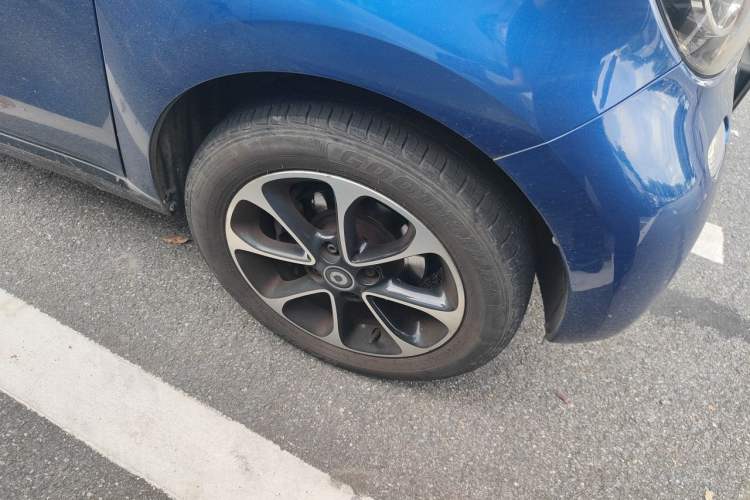Used smart forfour 2016 1.0L 52 kW Passion Edition Right Front Wheel Hub