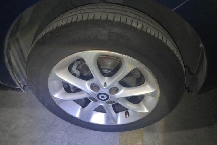 Used smart forfour 2016 1.0L 52 kW Dynamic Edition Right Front Wheel Hub