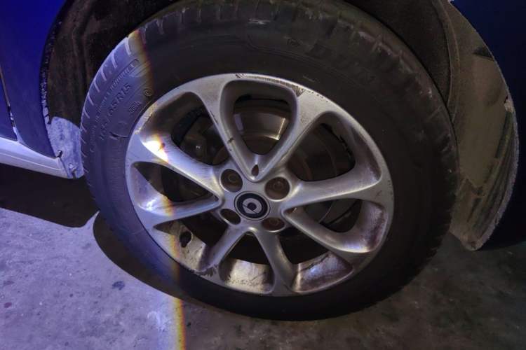 Used smart forfour 2016 1.0L 52 kW Dynamic Edition Right Front Wheel Hub
