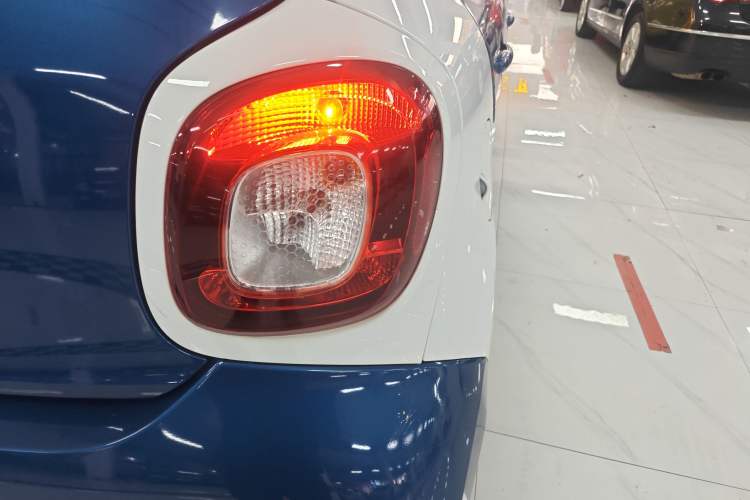Used smart forfour 2016 1.0L 52 kW Passion Edition Right Rear Taillight