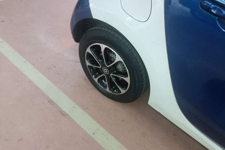 Used smart forfour 2016 1.0L 52 kW Passion Edition Right Rear Wheel Hub