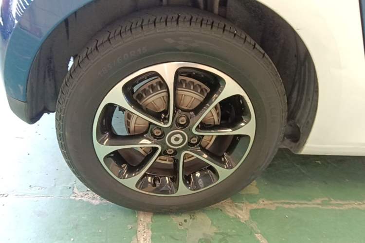 Used smart forfour 2016 1.0L 52 kW Passion Edition Right Rear Wheel Hub