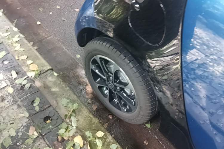 Used smart forfour 2016 1.0L 52 kW Passion Edition Right Rear Wheel Hub
