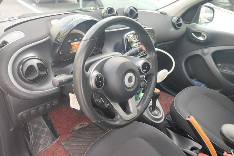 Used smart forfour 2016 1.0L 52 kW Passion Edition Steering Wheel