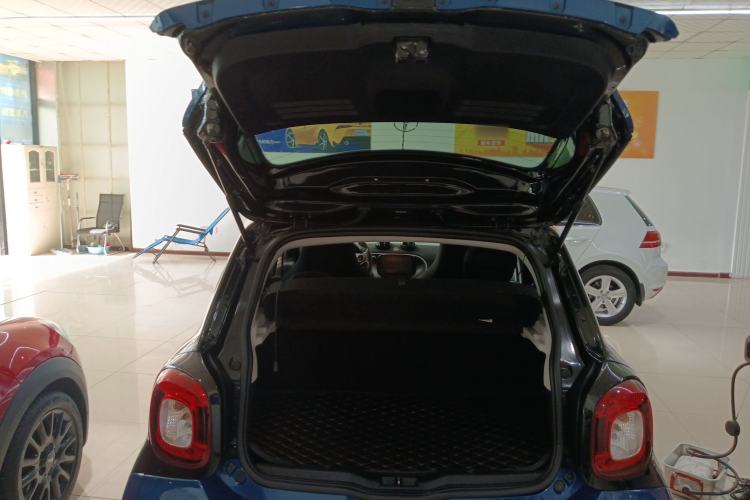 Used smart forfour 2016 1.0L 52 kW Passion Edition Trunk
