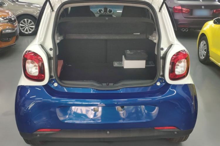 Used smart forfour 2016 1.0L 52 kW Passion Edition Trunk