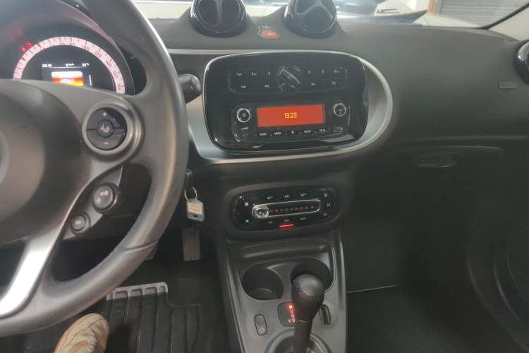 Used smart forfour 2016 1.0L 52 kW Passion Edition Audio And AC Panel