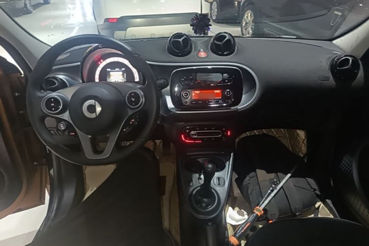 Used smart forfour 2016 1.0L 52 kW Passion Edition Center Console