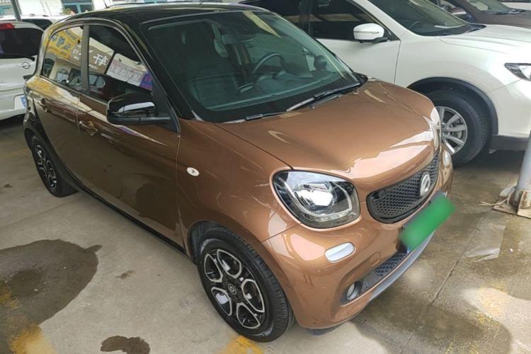 Used smart forfour 2016 0.9T 66 kW Pioneer Edition Front Right 45 Deg