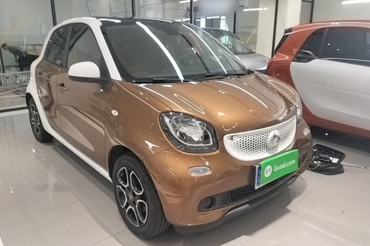 Used smart forfour 2016 0.9T 66 kW Pioneer Edition Front Right 45 Deg