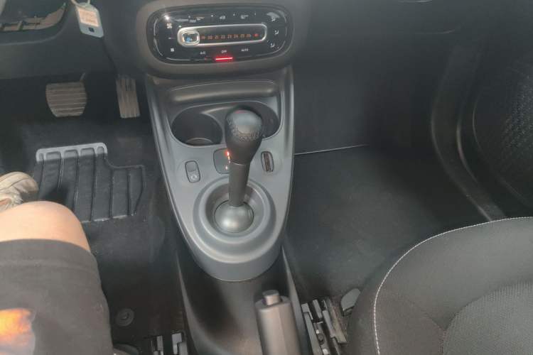 Used smart forfour 2016 1.0L 52 kW Passion Edition Gear Lever