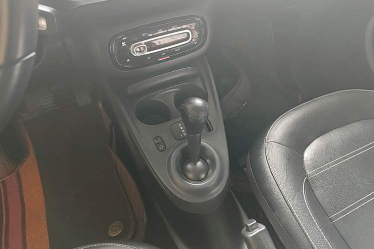 Used smart forfour 2016 0.9T 66 kW Pioneer Edition Gear Lever