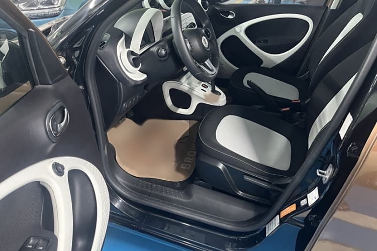 Used smart forfour 2016 1.0L 52 kW Passion Edition Interior 2