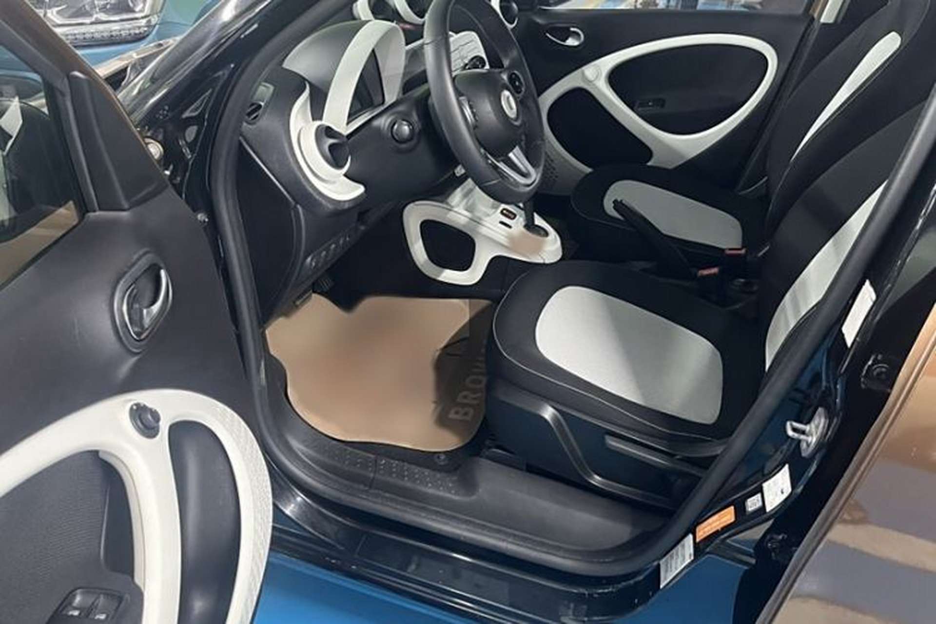 Used smart forfour 2016 1.0L 52 kW Passion Edition Interior 2