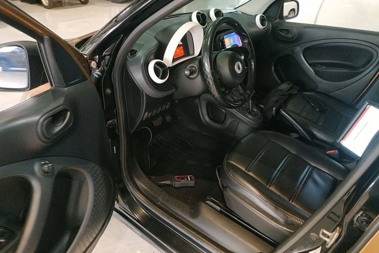 Used smart forfour 2016 1.0L 52 kW Dynamic Edition Interior 3
