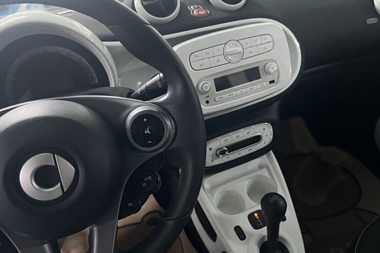 Used smart forfour 2016 1.0L 52 kW Passion Edition Interior 3