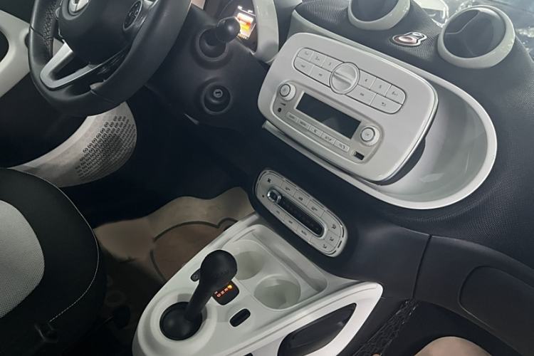 Used smart forfour 2016 1.0L 52 kW Passion Edition Interior 4
