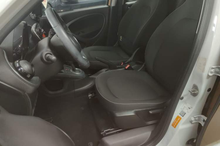 Used smart forfour 2016 1.0L 52 kW Passion Edition Left Front Seat