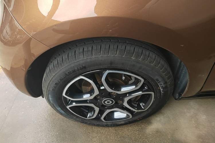 Used smart forfour 2016 0.9T 66 kW Pioneer Edition Left Front Wheel Hub