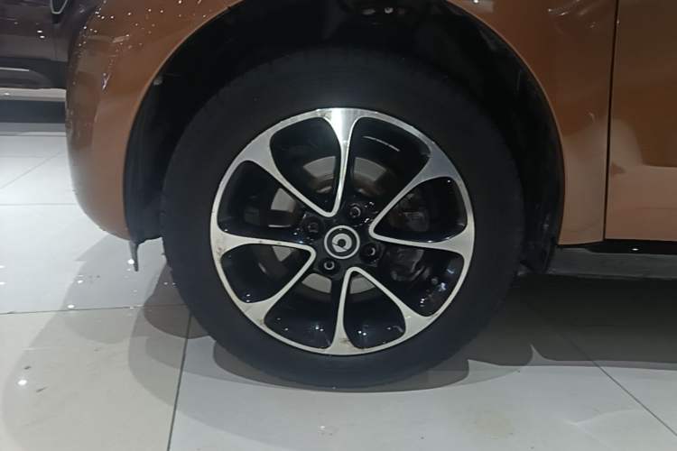 Used smart forfour 2016 1.0L 52 kW Passion Edition Left Front Wheel Hub