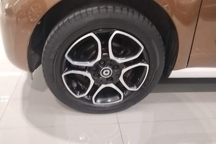 Used smart forfour 2016 0.9T 66 kW Pioneer Edition Left Front Wheel Hub