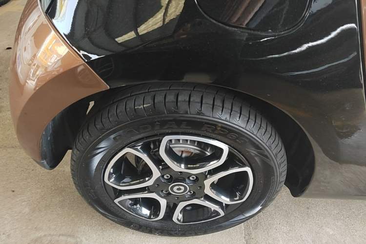 Used smart forfour 2016 0.9T 66 kW Pioneer Edition Right Rear Wheel Hub
