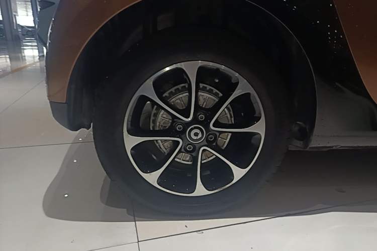 Used smart forfour 2016 1.0L 52 kW Passion Edition Right Rear Wheel Hub