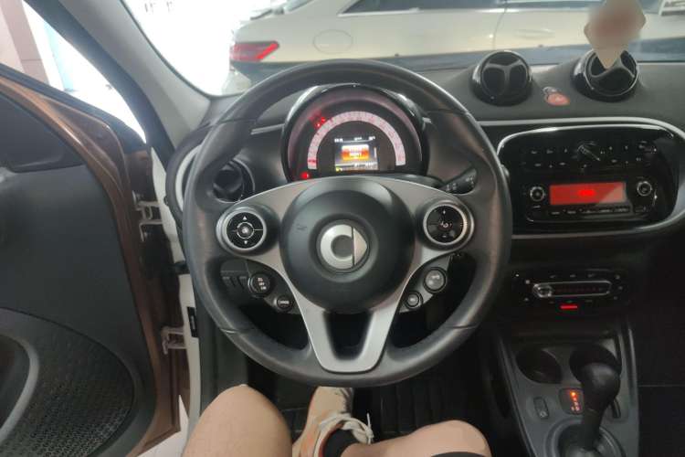 Used smart forfour 2016 1.0L 52 kW Passion Edition Steering Wheel
