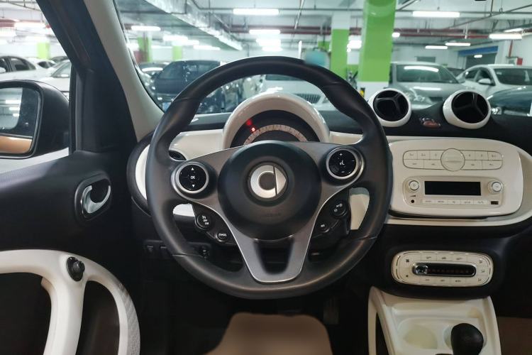 Used smart forfour 2016 1.0L 52 kW Passion Edition Steering Wheel
