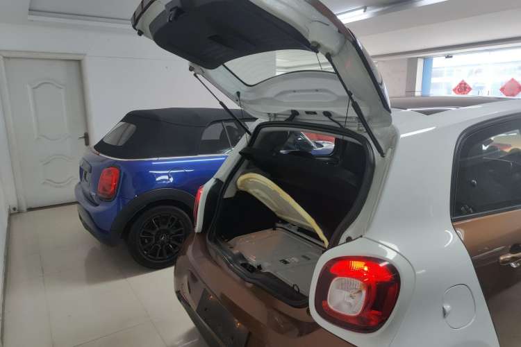 Used smart forfour 2016 1.0L 52 kW Passion Edition Trunk