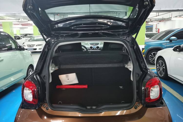 Used smart forfour 2016 1.0L 52 kW Passion Edition Trunk