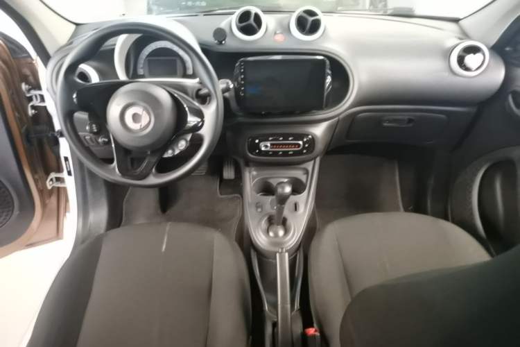 Used smart forfour 2016 1.0L 52 kW Dynamic Edition Center Console