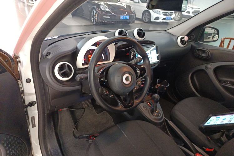 Used smart forfour 2016 1.0L 52 kW Dynamic Edition Center Console