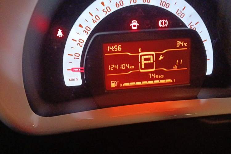Used smart forfour 2016 1.0L 52 kW Dynamic Edition Odometer Close Up