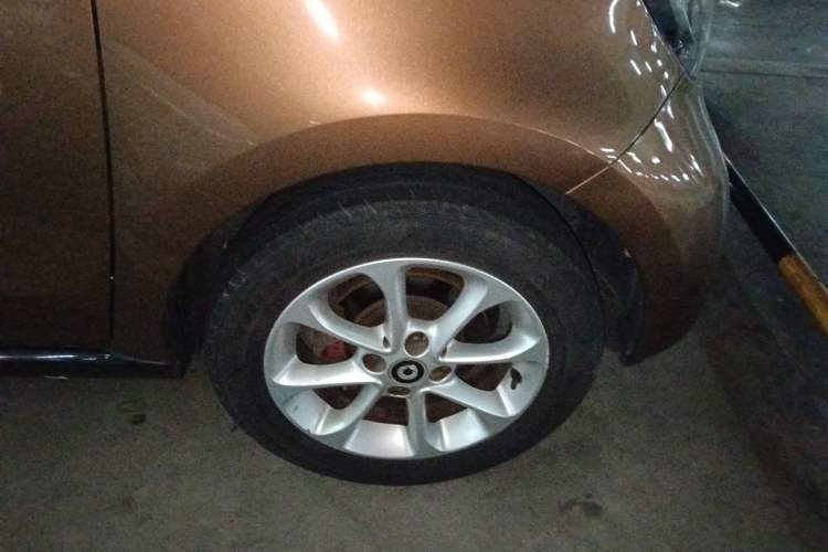 Used smart forfour 2016 1.0L 52 kW Dynamic Edition Right Front Wheel Hub