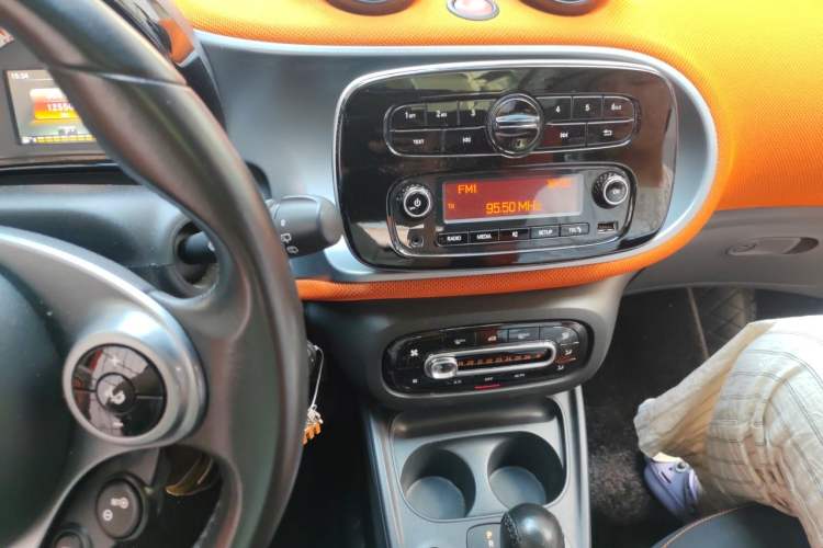 Used smart forfour 2016 1.0L 52 kW Passion Edition Audio And AC Panel