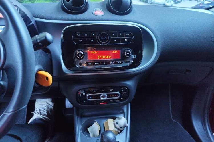 Used smart forfour 2016 1.0L 52 kW Passion Edition Audio And AC Panel